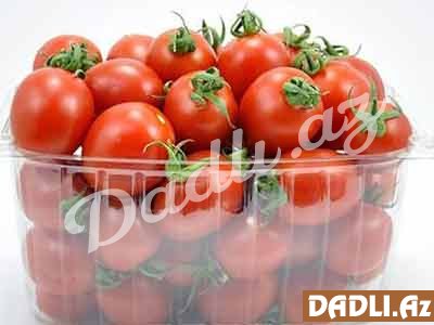 Çeri (xırda) pomidorları iki qapağın arasına alıb