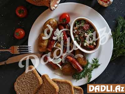 Ovçu kolbasaları qabıqda kartofla və kişniş və pomidor salatı ilə resepti