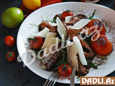 Dana ətindən taqliata rukkola və çerri pomidorları ilə resepti